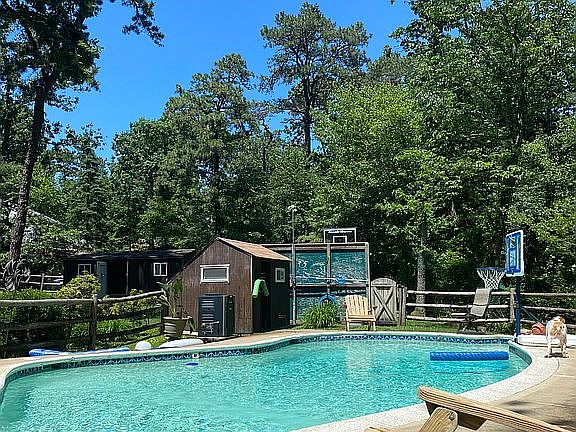 4th image of 15 Hawthorne Dr