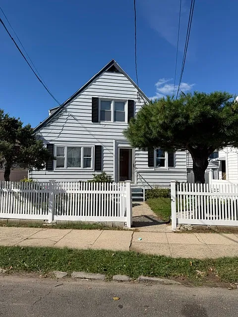 3 bed, 1274 sqft, $2,300 — Photo 1