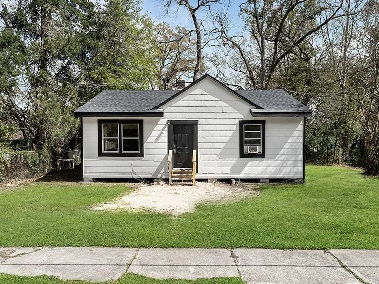 1227 Dena St — Photo 2