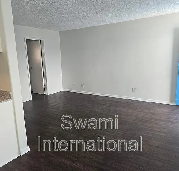 308 W Queen St #12 — Photo 5