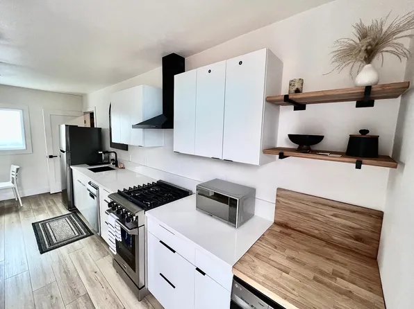 (undisclosed Address), Los Angeles, CA 90044