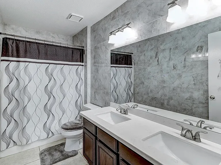 1323 W Libby St — Photo 5