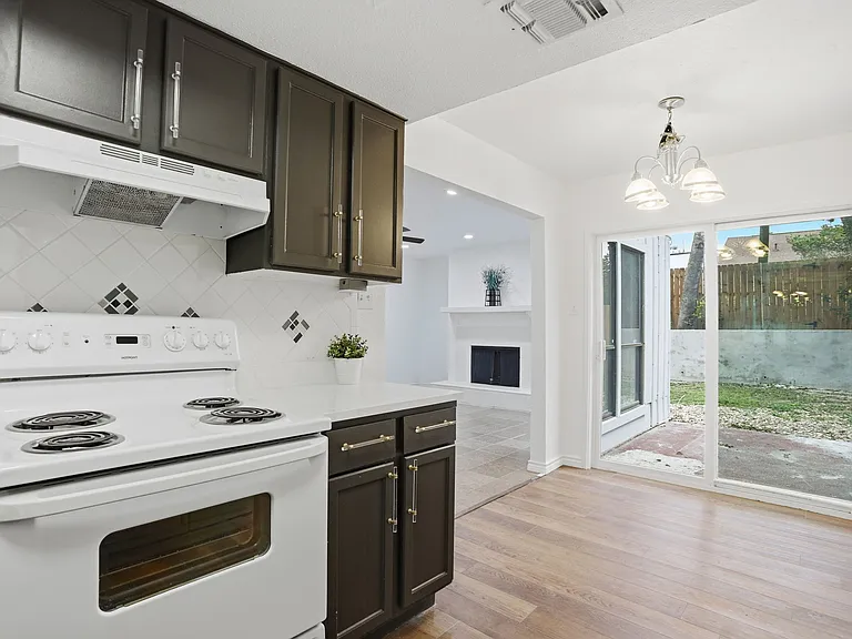 8112 Scottshill — Photo 9