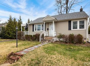 4 Valley Brook Dr, Middlesex, NJ 08846