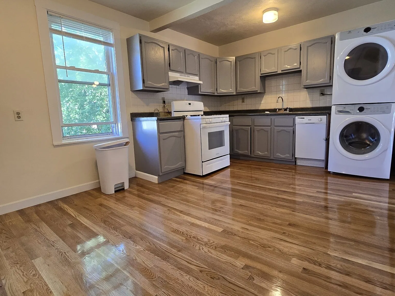 4 bed, 2.0 bath, 1800 sqft, $3,000 — Photo 1