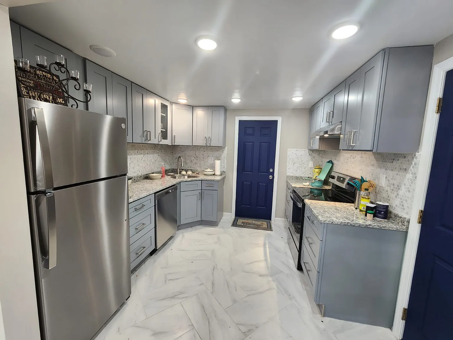 3 bed, 700 sqft, $1,825 — Photo 1
