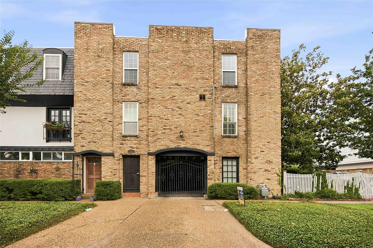 Building Photo - 1909 Brun St #9