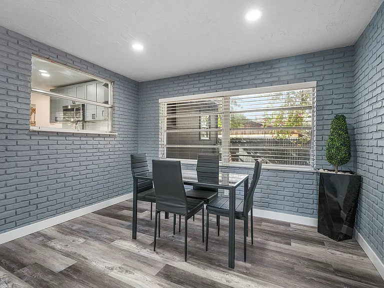 4303 W Woodlawn Ave — Photo 13
