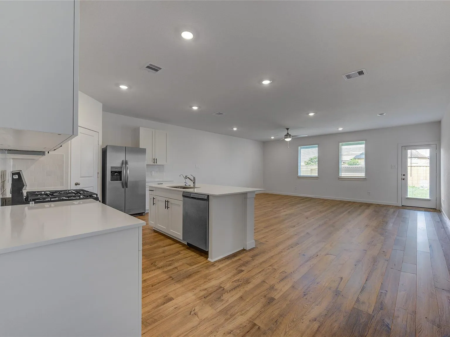 4 bed, 2.5 bath, 2054 sqft, $2,250 — Photo 3