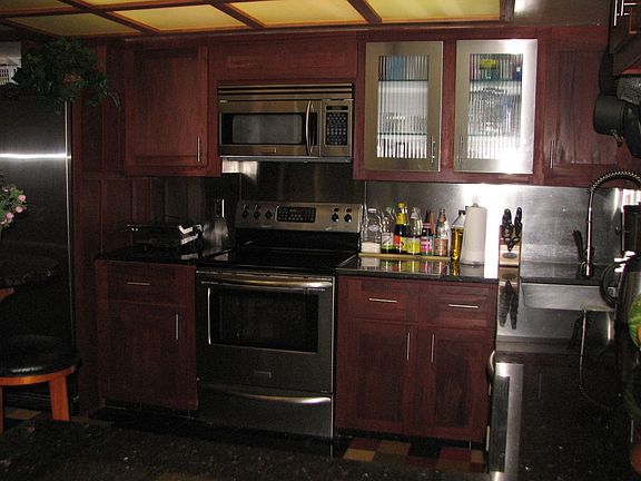 Updated Kitchen w/ Mahagany Cabinets