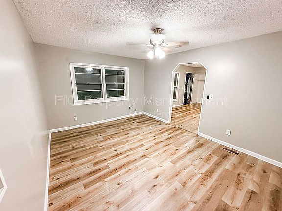 2nd image of 811 Castle View Cir