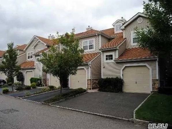 29 Carriage Ln, Plainview, NY 11803