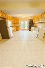 2 bed, 1.5 bath, 2464 sqft, $2,100 — Photo 2