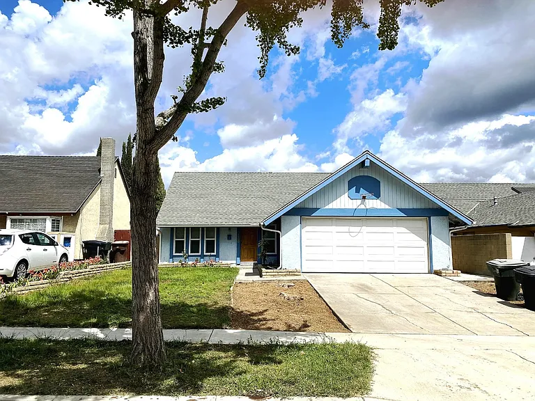 1760 N Rutherford St — Photo 1