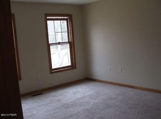 206 Segatti Cir, Bushkill, PA 18324