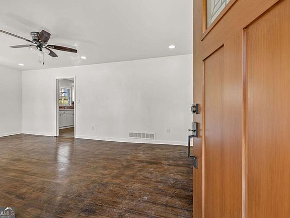 5th image of 212 Christopher Dr