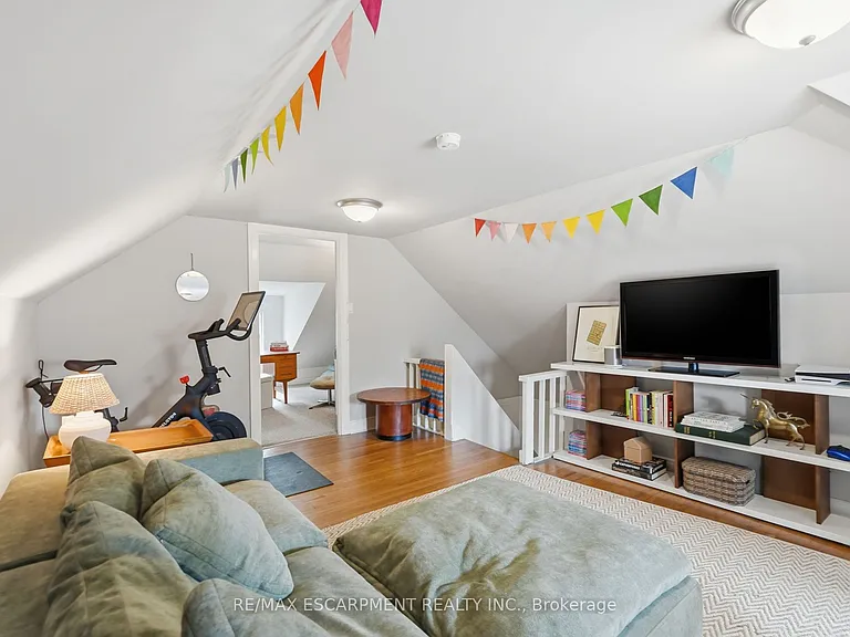 37 Connaught Ave S — Photo 31