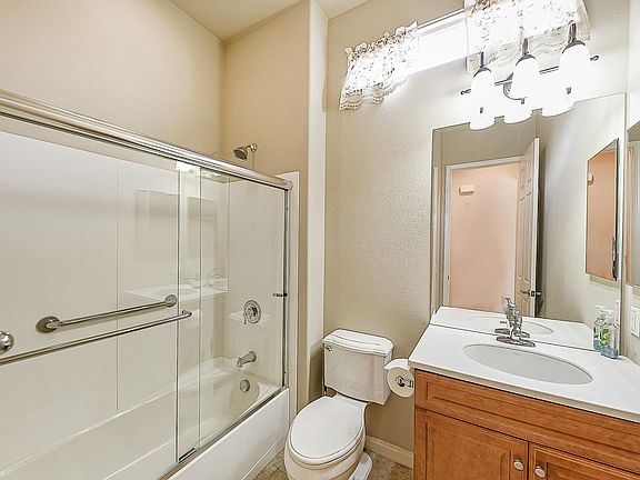 3rd image of 81605 Avenida De Baile