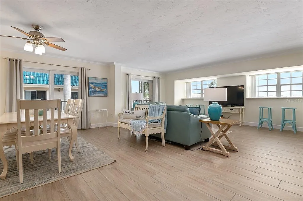 2 bed, 2.0 bath, 1270 sqft, $10,500 — Photo 3