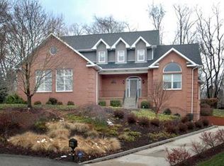 711 Stonebridge Dr, North Huntingdon, PA 15642