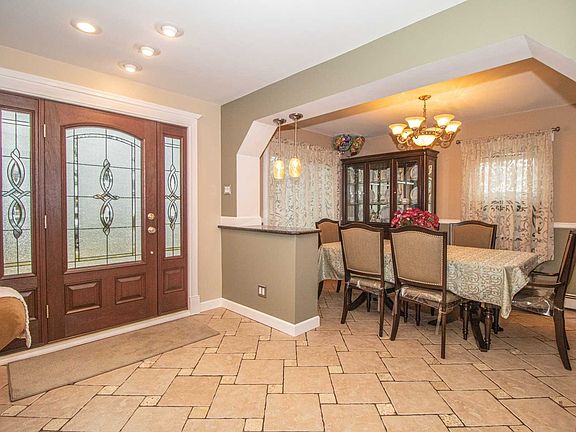 4th image of 47 Park Cir S