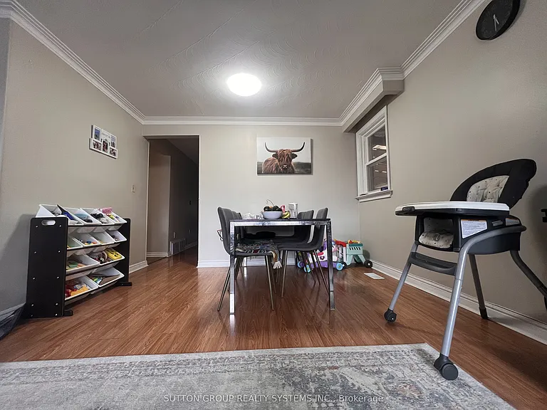 36 Odessa Ave #MAIN FLOOR — Photo 4