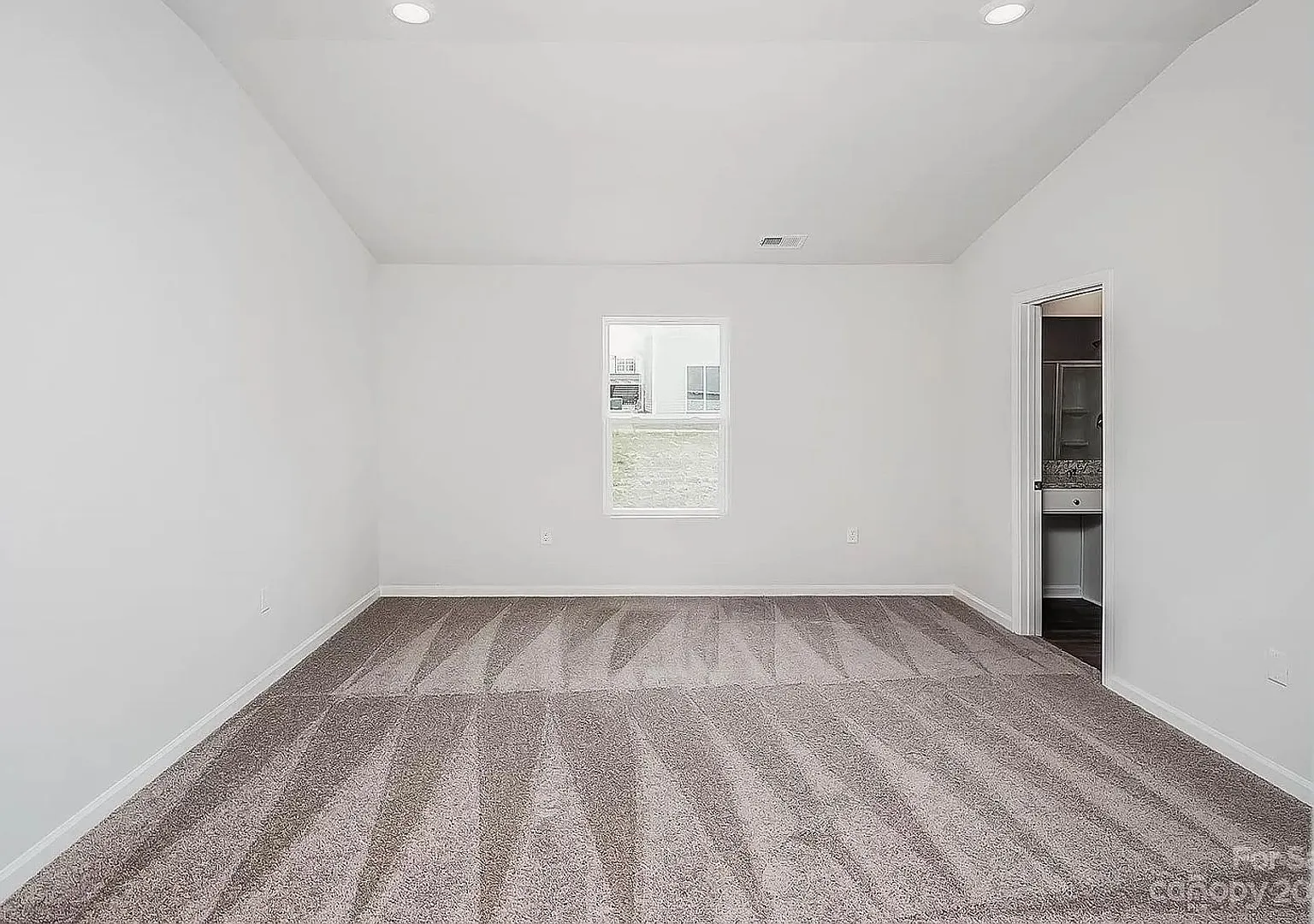 Room in 4 Bedroom Home at Transatlantic Ave — Photo 2