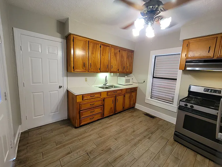 820 Broadway St — Photo 5