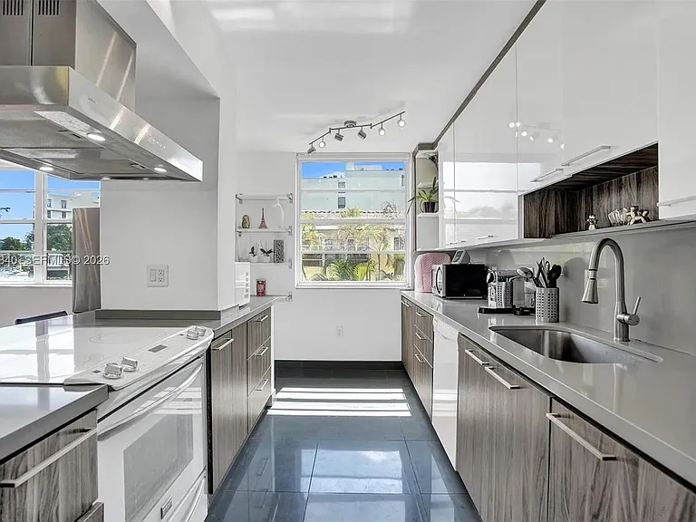 9180 W Bay Harbor Dr #2C — Photo 2
