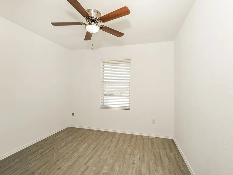 1221 White Willow — Photo 10