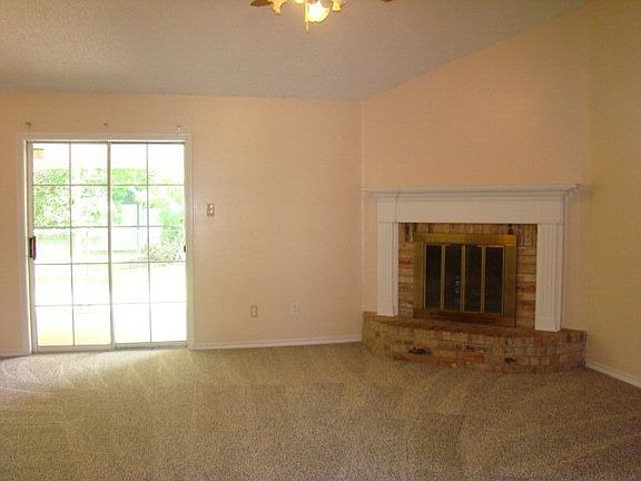2nd image of 906 Texas Oak St