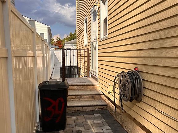2nd image of 39 Tudor St