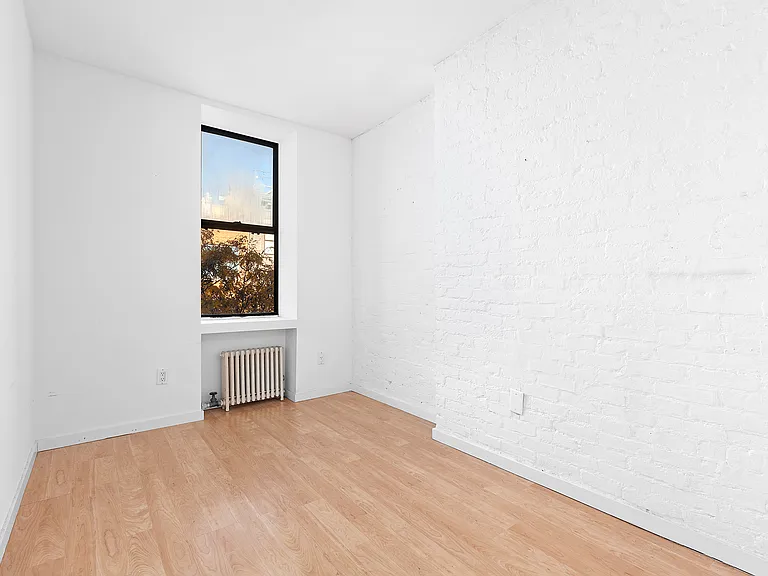 630 E 9th St #17 — Photo 3