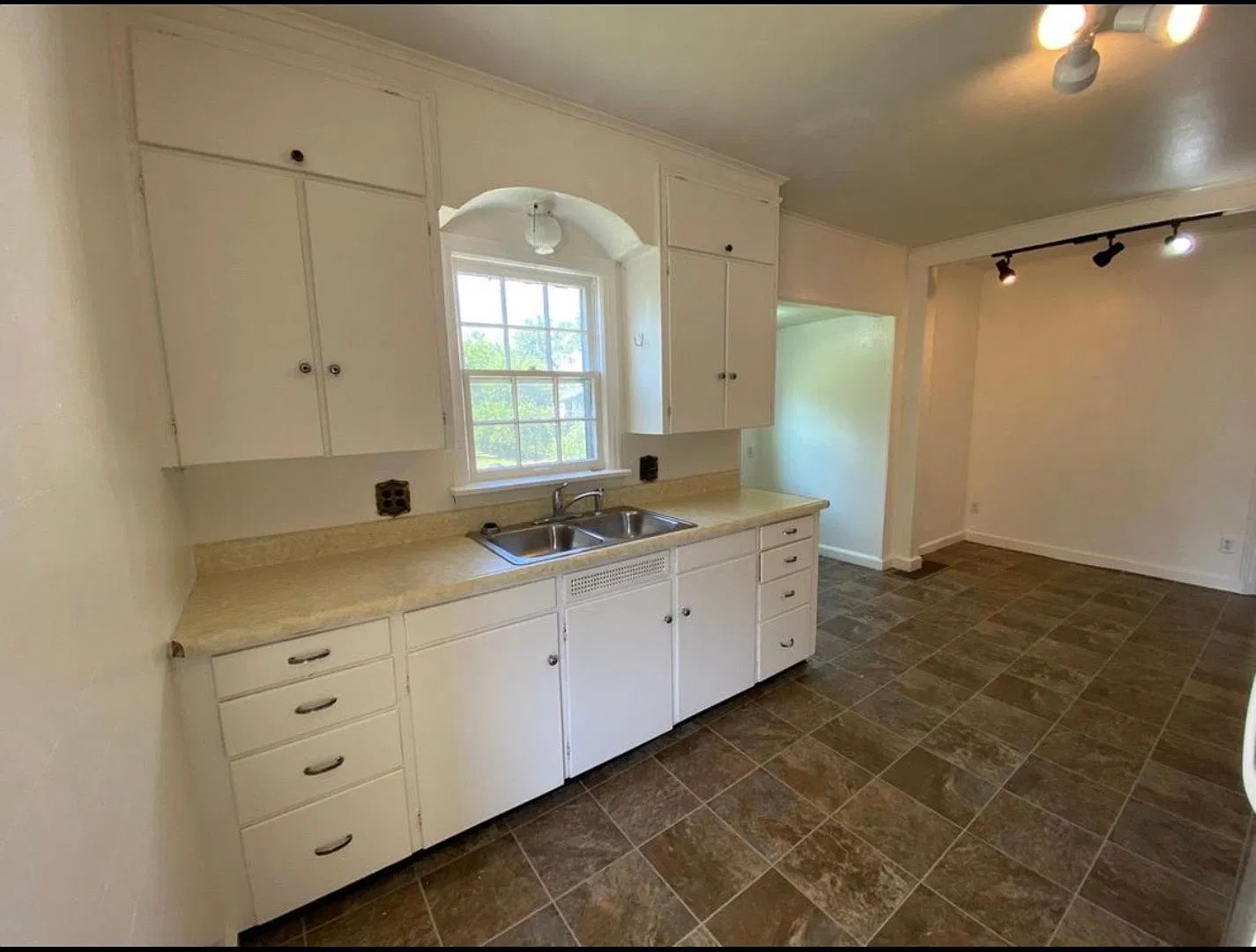 4 bed, 2.0 bath, 1500 sqft, $1,260 — Photo 4