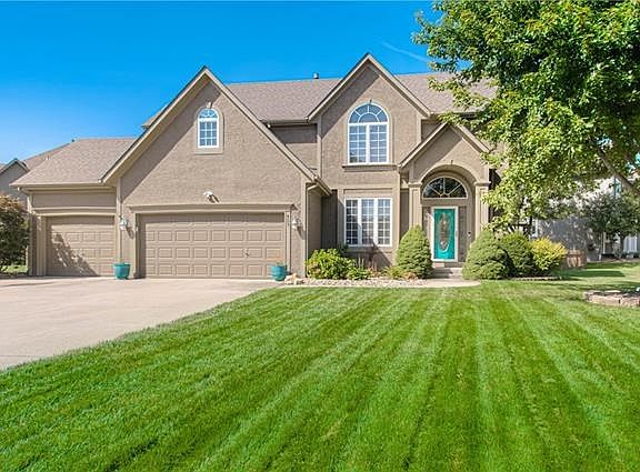 2nd image of 453 NE Lakes Edge Dr