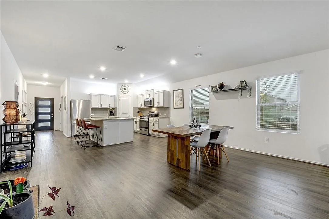 4 bed, 2.0 bath, 1926 sqft, $2,100 — Photo 4