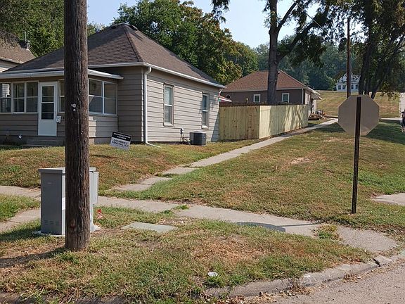 4th image of 802 Dubuque St