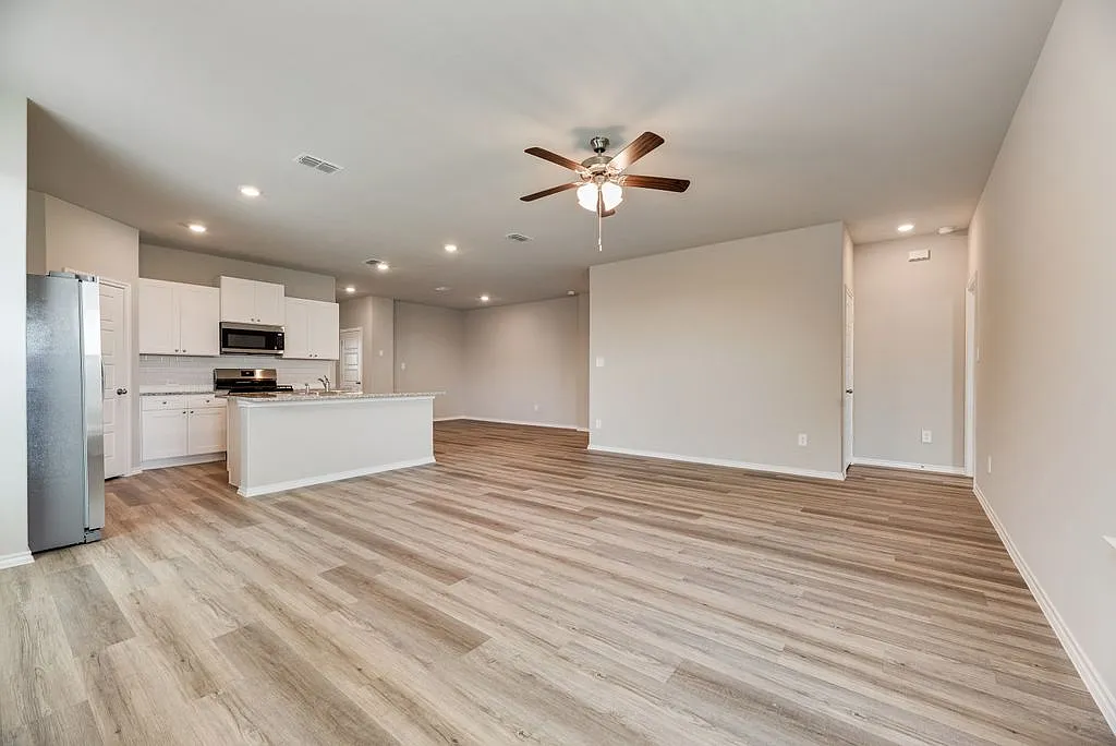 5 bed, 2095 sqft, $2,595 — Photo 3