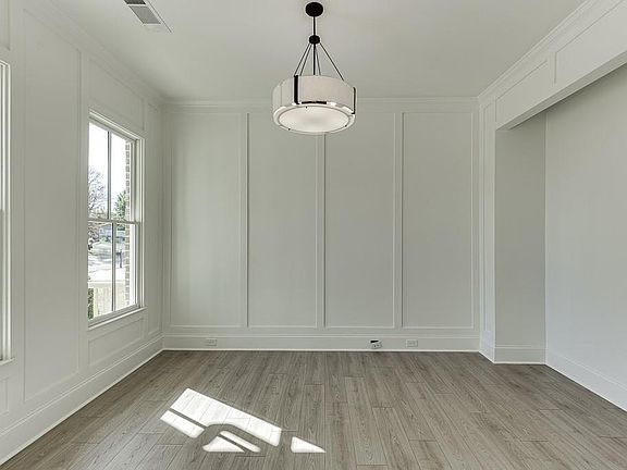 4th image of 450 Thunder Rd