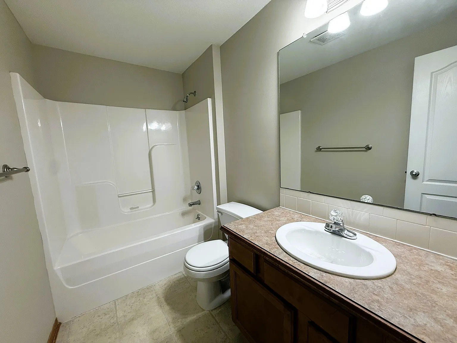 4 bed, 2200 sqft, $2,100 — Photo 3