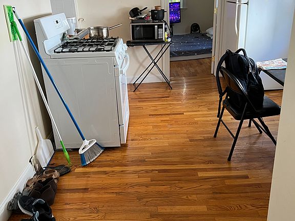 189 Tremont Street, Somerville-eat-in kitchen