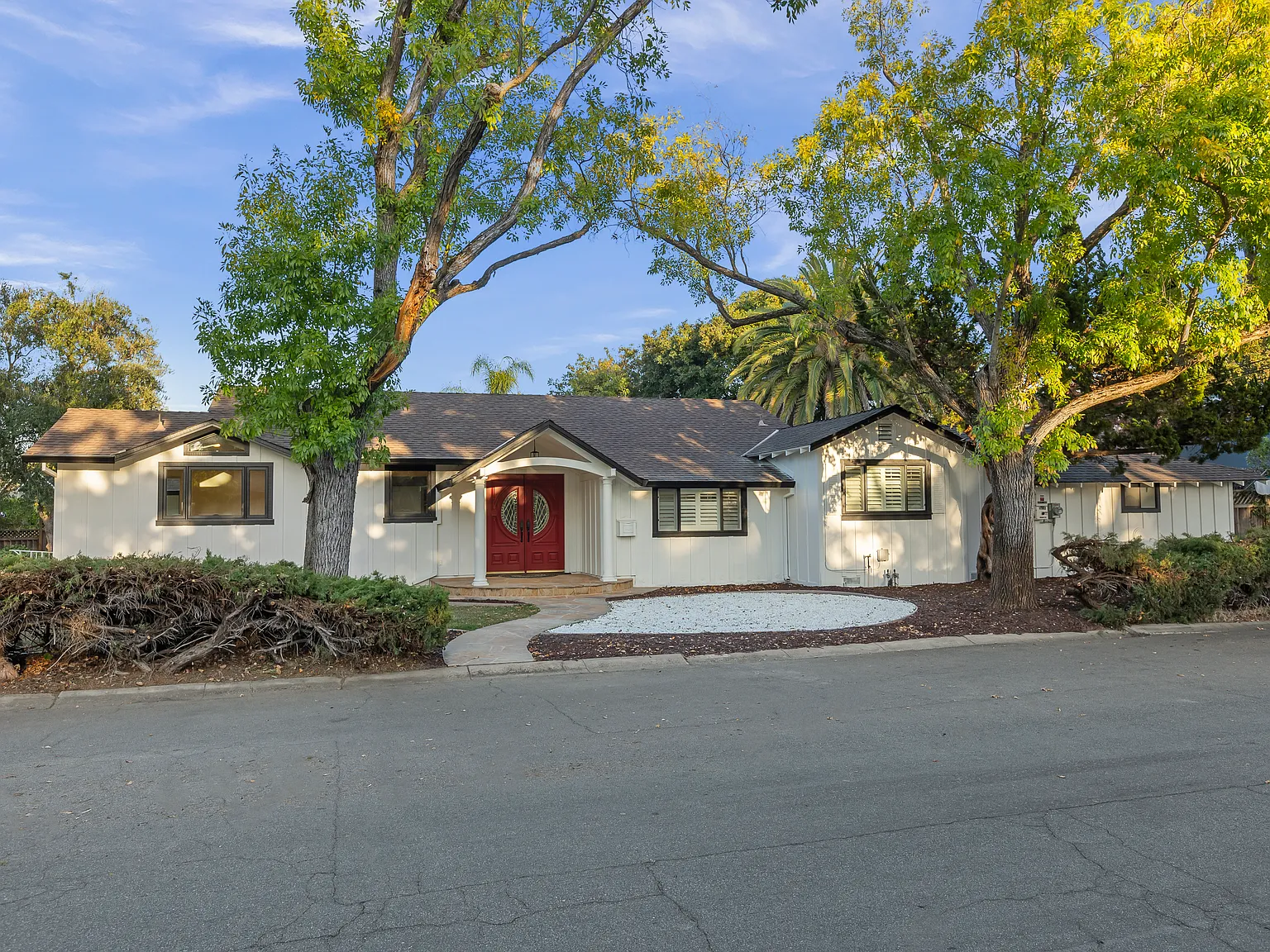 4 bed, 2.5 bath, 2520 sqft, $9,500 — Photo 1