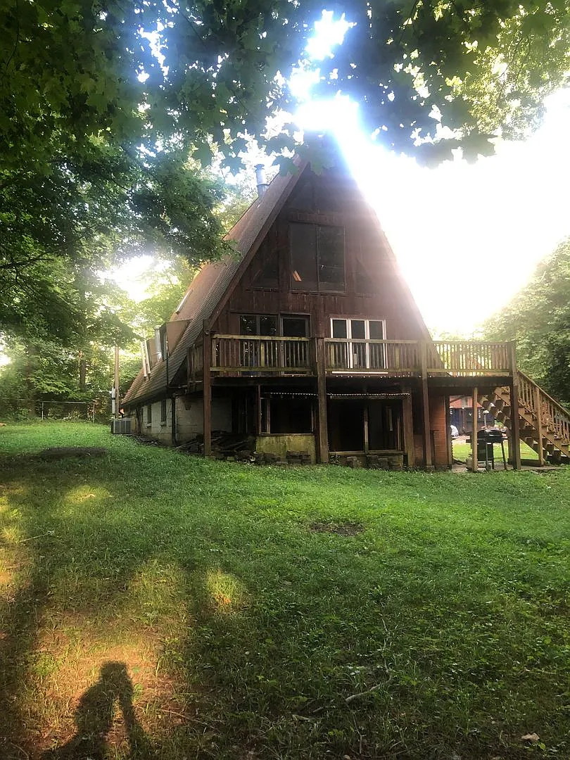 5 bed Cabin A-frame in the woods with large back deck, Next to IU Golf Course and Foundation! — Photo 4