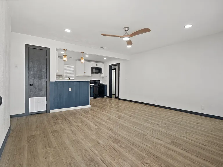 3607 Cunningham Dr — Photo 3