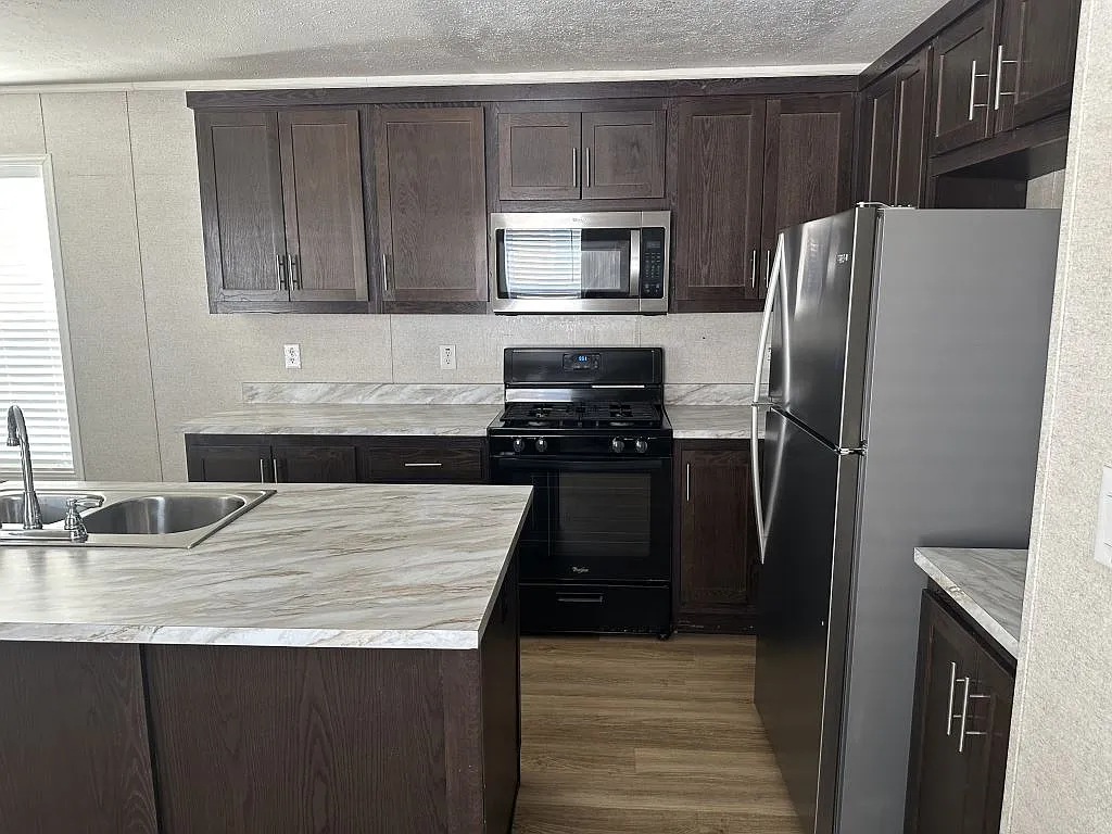 3 bed, 2.0 bath, 936 sqft, $1,670 — Photo 2