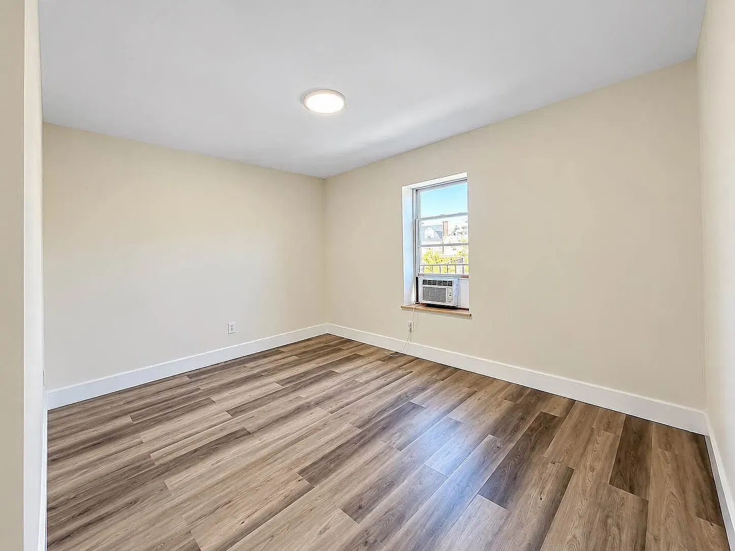 35 E 52nd St — Photo 4