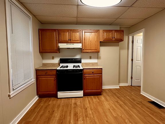 Kitchen , stove included