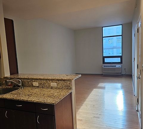 5th image of 815 Arch St #7