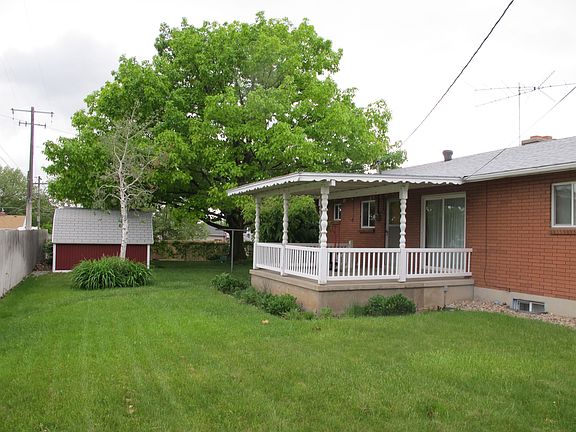 covered patio in back