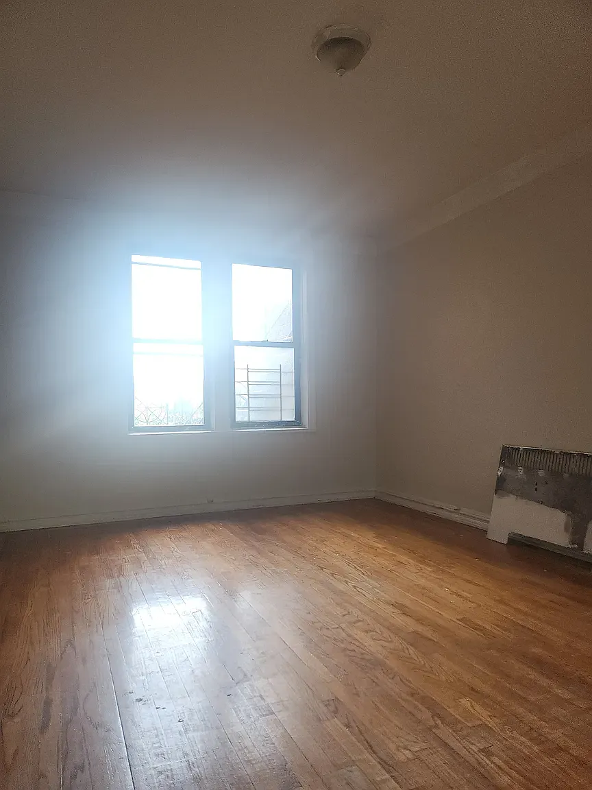 4915 Broadway — Photo 2